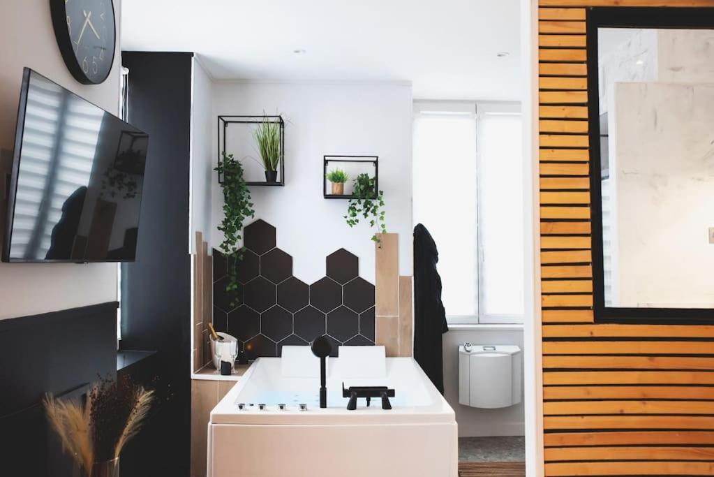 Love Room, La Douce Angevine Angers Bagian luar foto