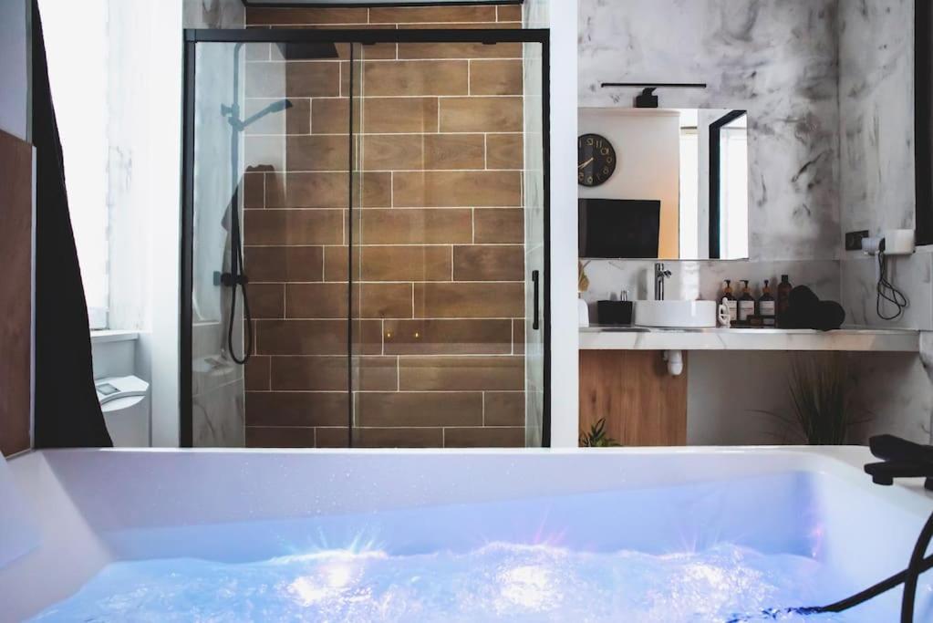 Love Room, La Douce Angevine Angers Bagian luar foto